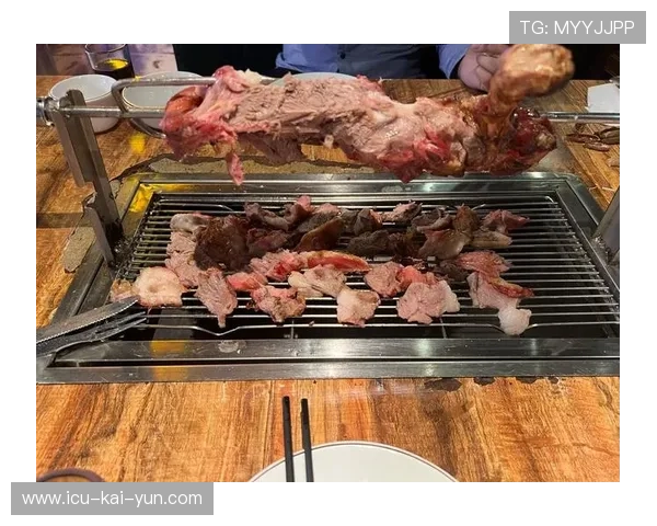 球员进球后从袜子里掏出烤全羊,当场撕了一只羊腿边啃边跑 球员进球后从袜子里掏出烤全羊,当场撕了一只羊腿边啃边跑